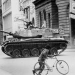 Un blindado junto a Palacio de la Moneda, el 11 de septiembre de 1973