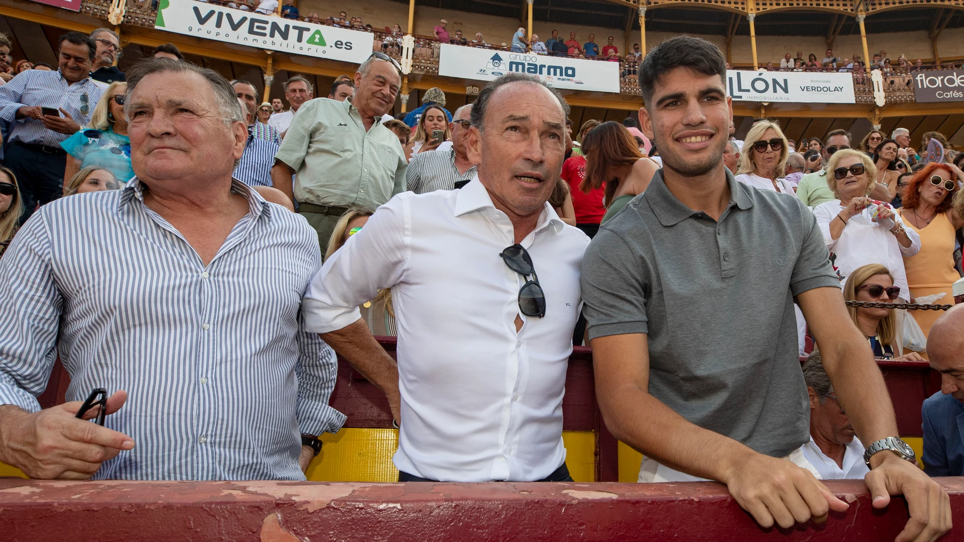 MURCIA, 11/09/2023.- El tenista Carlos Alcaraz (d) junto al torero Pepín Liria (c) el exjugador de fútbol José Antonio Camacho (i) durante el segundo festejo de la Feria de Murcia celebrado hoy lunes en la plaza de La Condomina. EFE/Marcial Guillén