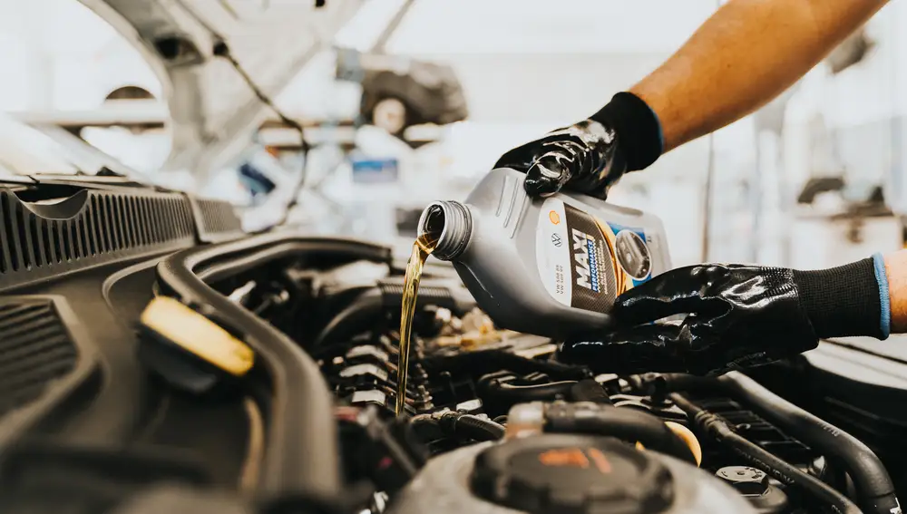 Con el tiempo, el aceite de motor pierde sus propiedades y su viscosidad. Lo que se traduce -a su vez- en un consumo de combustible superior
