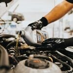 Con el tiempo, el aceite de motor pierde sus propiedades y su viscosidad. Lo que se traduce -a su vez- en un consumo de combustible superior