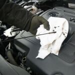 Con el tiempo, el aceite de motor pierde sus propiedades y su viscosidad. Lo que se traduce -a su vez- en un consumo de combustible superior.