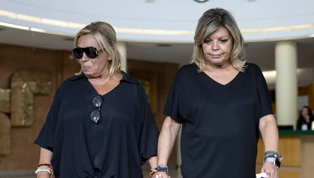 Las hijas de María Teresa Campos, Carmen Borrego (i) y Terelu Campos (d), a su llegada al tanatorio de La Paz de Tres Cantos donde ha quedado instalada la capilla ardiente de la periodista María Teresa Campos