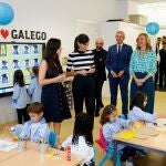 La reina Letizia habla observa a unos niños durante un acto simbólico en el CEIP do Camiño Inglés, situado en Sigüeiro (A Couña), acompañada por la ministra de Educación y Formación Profesional en funciones, Pilar Alegría (d), y por el presidente de la Xunta de Galicia, Alfonso Rueda (2d), este lunes, día en el que ha inaugurado este lunes el curso escolar en el ayuntamiento de Oroso (A Coruña). Sigüeiro es una villa? de la parroquia de Oroso, en el municipio coruñés de Oroso.