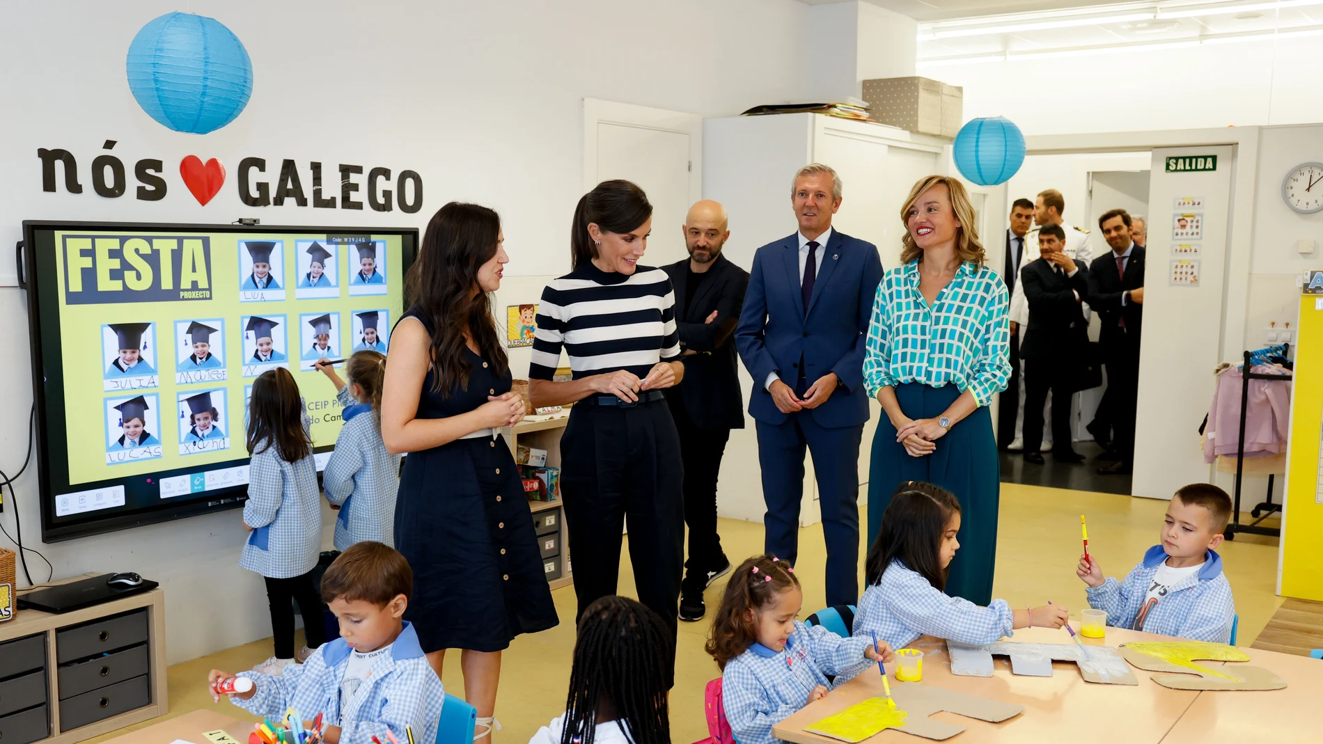 La reina Letizia habla observa a unos niños durante un acto simbólico en el CEIP do Camiño Inglés, situado en Sigüeiro (A Couña), acompañada por la ministra de Educación y Formación Profesional en funciones, Pilar Alegría (d), y por el presidente de la Xunta de Galicia, Alfonso Rueda (2d), este lunes, día en el que ha inaugurado este lunes el curso escolar en el ayuntamiento de Oroso (A Coruña). Sigüeiro es una villa? de la parroquia de Oroso, en el municipio coruñés de Oroso.