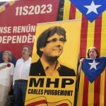  Aspecto del acto unitario de grupos independentistas en el Fossar de les Moreres con motivo de la Diada del 11 de septiembre, en el que han participado el líder de Corsica Libera, Jean Guy Talamoni; el expresidente de la Generalitat Carles Puigdemont a través de un audio; el presidente de Estat Català, Josep Andreu y la presidenta de la ANC, Dolors Feliu. 
