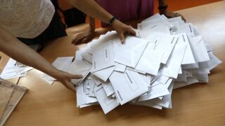 Recuento de votos en un colegio electoral en as elecciones del 23J