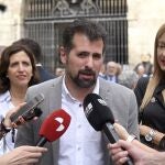 Tudanca atiende a los periodistas en compañía de Esther Peña y la alcaldesa de Miranda de Ebro, Aitana Hernando