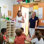 La alcaldesa de Valencia, María José Catalá, en su visita al colegio municipal de Benimaclet