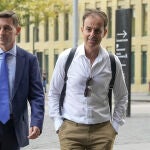El juzgado penal número 25 de Barcelona juzga desde este martes a la extenista Arantxa Sánchez Vicario y a su exmarido Josep Santacana, para quienes la Fiscalía pide cuatro años de prisión acusados de urdir un plan para descapitalizar su patrimonio y evitar el pago de una deuda al Banco de Luxemburgo. En la imagen la extenista a su llegada a la Ciutat de la Justicia. En la imagen Josep Santacana (d) junto a su abogado a su llegada a la Ciutat de la Justicia. 