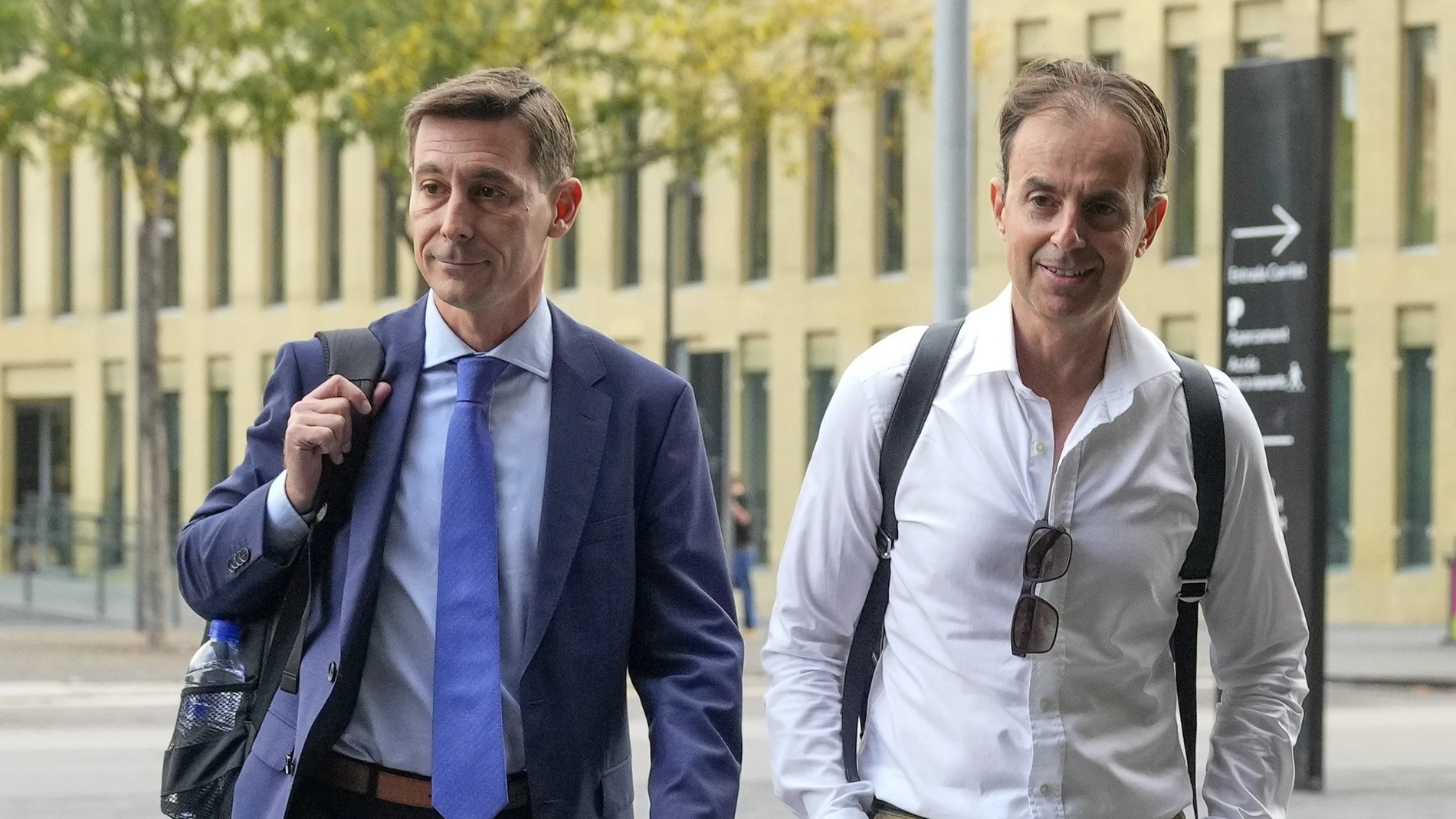 El juzgado penal número 25 de Barcelona juzga desde este martes a la extenista Arantxa Sánchez Vicario y a su exmarido Josep Santacana, para quienes la Fiscalía pide cuatro años de prisión acusados de urdir un plan para descapitalizar su patrimonio y evitar el pago de una deuda al Banco de Luxemburgo. En la imagen la extenista a su llegada a la Ciutat de la Justicia. En la imagen Josep Santacana (d) junto a su abogado a su llegada a la Ciutat de la Justicia.