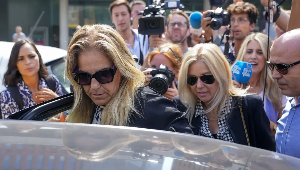 El juzgado penal número 25 de Barcelona juzga desde este martes a la extenista Arantxa Sánchez Vicario y a su exmarido Josep Santacana, para quienes la Fiscalía pide cuatro años de prisión acusados de urdir un plan para descapitalizar su patrimonio y evitar el pago de una deuda al Banco de Luxemburgo. En la imagen la extenista a su salida de la Ciutat de la Justicia