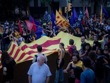 Varias personas con una bandera gigante de la estelada durante la manifestación convocada por la CUP y entidades de la Esquerra independentista, a 11 de septiembre de 2023, en Barcelona, Catalunya (España). Bajo el lema "Somos un pueblo que lucha, somos Països Catalans", la CUP, la organización juvenil vinculada a ella, Arran, la Coordinadora Obrera Sindical (COS), Alerta Solidària y el Sindicat d'Estudiants dels Països Catalans (SEPC) han convocado su propia manifestación, que ha partido de la Plaza de Urquinaona, con motivo de la Diada 2023 11 SEPTIEMBRE 2023-;CATALUNYA;DIADA;CUP;INDEPENDENTISMO Lorena Sopêna / Europa Press 11/09/2023