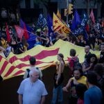 Varias personas con una bandera gigante de la estelada durante la manifestación convocada por la CUP y entidades de la Esquerra independentista, a 11 de septiembre de 2023, en Barcelona, Catalunya (España). Bajo el lema "Somos un pueblo que lucha, somos Països Catalans", la CUP, la organización juvenil vinculada a ella, Arran, la Coordinadora Obrera Sindical (COS), Alerta Solidària y el Sindicat d'Estudiants dels Països Catalans (SEPC) han convocado su propia manifestación, que ha partido de la Plaza de Urquinaona, con motivo de la Diada 2023 11 SEPTIEMBRE 2023-;CATALUNYA;DIADA;CUP;INDEPENDENTISMO Lorena Sopêna / Europa Press 11/09/2023