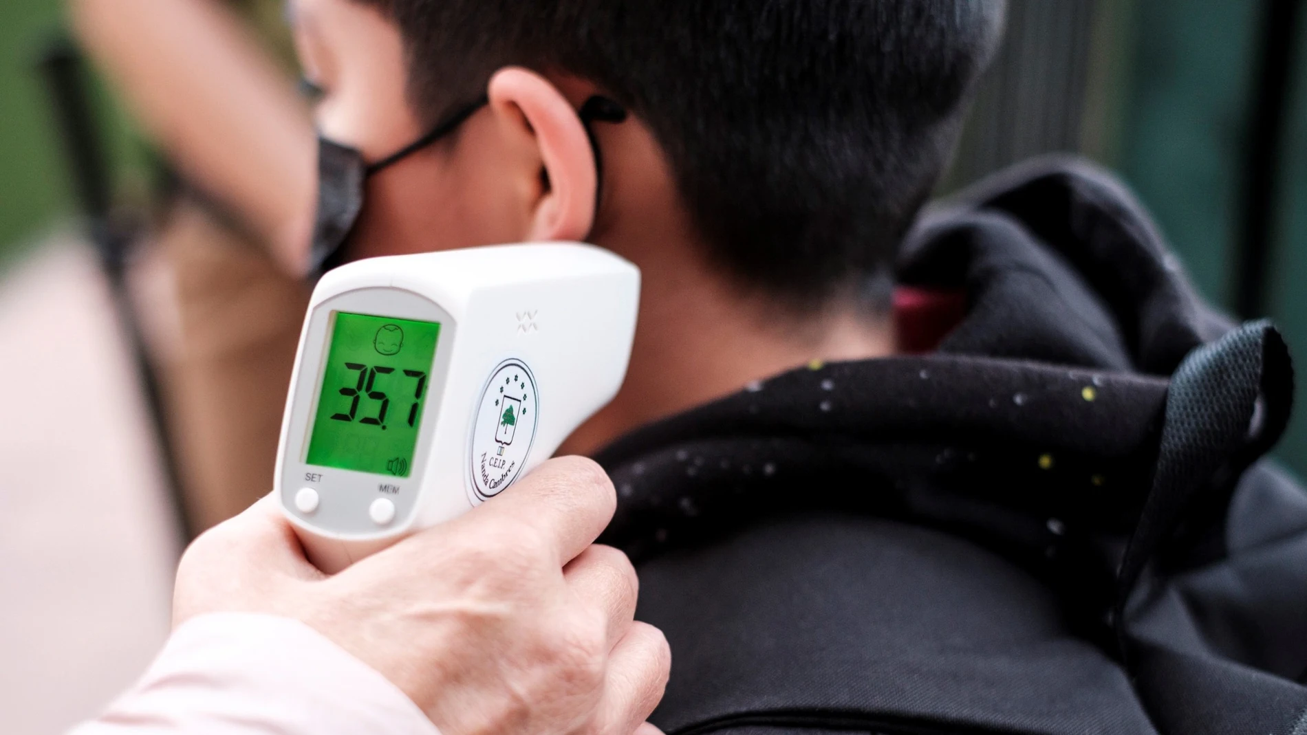Toma de la temperatura a alumnos del colegio de infantil y primaria Nanda Cambres, de Las Palmas de Gran Canaria, por la la pandemia de covid-19.