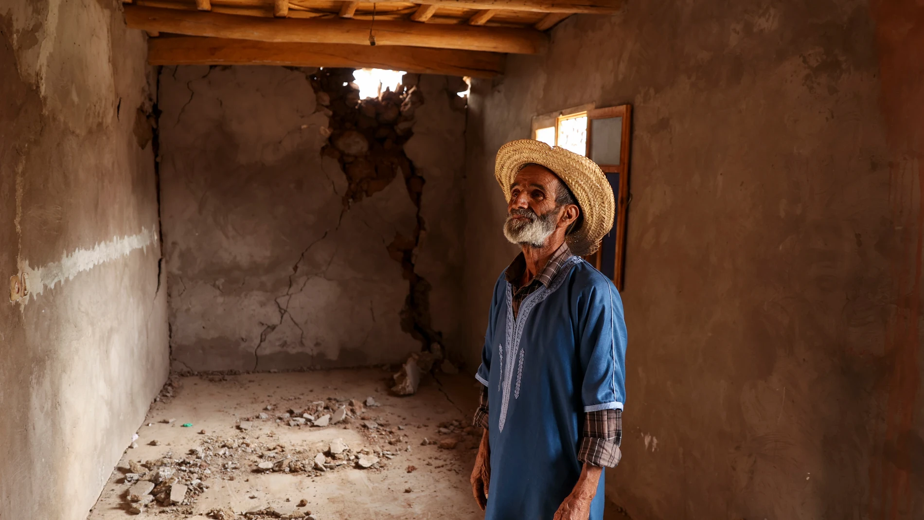 ASNI (MARRUECOS), 12/09/2023.- Un hombre observa el interior de un edificio derruido por el terremoto de Marruecos, este martes en Asni, donde se ha instalado un albergue para afectados. EFE/ Kiko Huesca