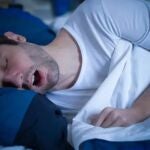 Un hombre roncando mientras duerme