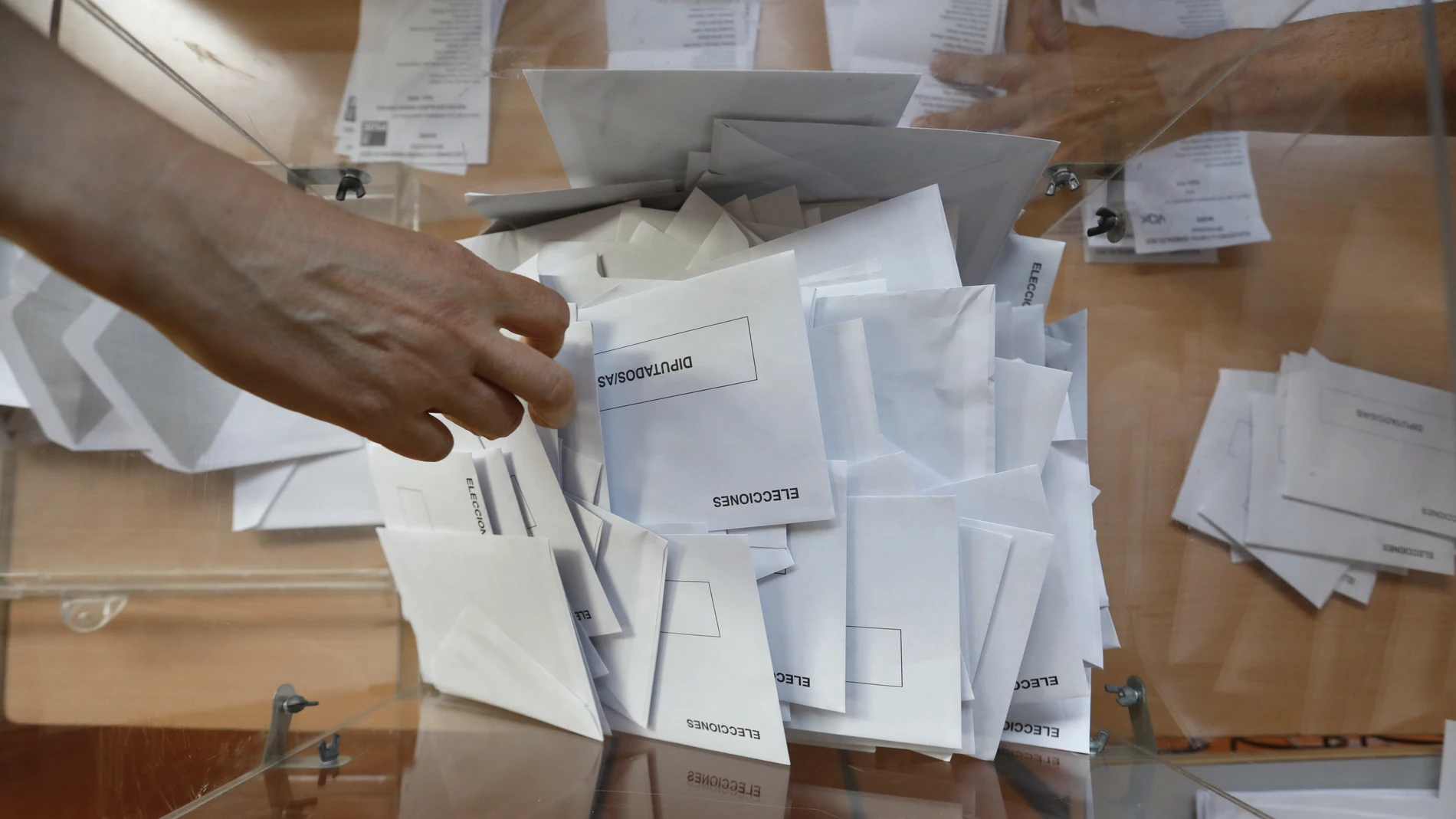 Recuiento de votos en un colegio electoral el 23J.