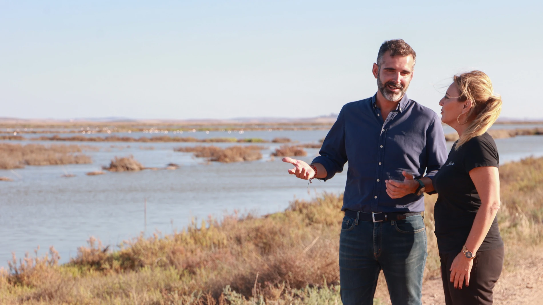 El consejero de Sostenibilidad, Medio Ambiente y Economía Azul, Ramón Fernández-Pacheco y la consejera de Economía, Hacienda y Fondos Europeos, Carolina España, visitan la finca "Veta La Palma" que la Junta de Andalucía va a comprar para ampliar el terreno de Doñana. A 12 de septiembre de 2023 en La Puebla del Río en Sevilla, (Andalucía, España). El presidente de la Junta Juanma Moreno anunció ayer la compra de 7.500 hectáreas, la mitad inundadas, para proteger Doñana frente al cambio climáti...