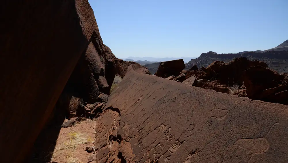 Representaciones de animales y humanos de la Edad de Piedra en las montañas Doro Nawas, Namibia.