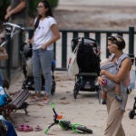 Madres con bebes e hijos pequeños en el parque. 
