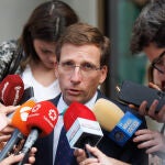 Almeida cree que Isabel Rodríguez no puede seguir "un minuto más" en su cargo tras llamar "golpista" a Aznar