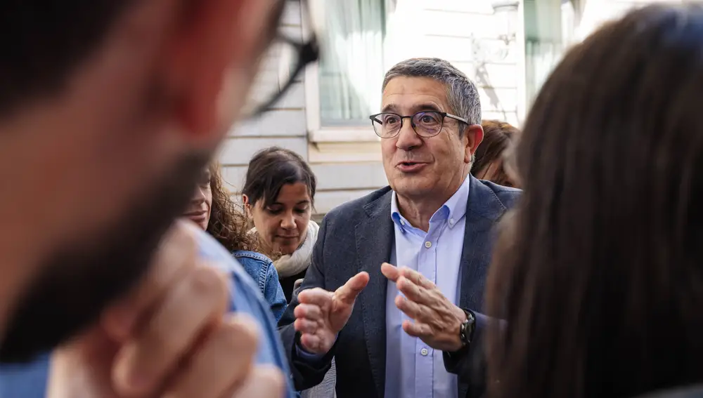 El portavoz del PSOE en el Congreso, Patxi López, ofrece declaraciones a los medios, en el patio del Congreso de los Diputados, a 13 de septiembre de 2023, en Madrid (España). El portavoz del PSOE en el Congreso, Patxi López, ha asegurado que el PP ha convocado la manifestación "para llenar su vacío de contenido, propuestas y liderazgo a dos semanas de su investidura". La manifestación ha sido convocada por el PP el fin de semana del 23 y 24 de septiembre en Madrid para que la ciudadanía pueda mostrar su ‘rechazoí a una posible ley de amnistía a los protagonistas del procés. 13 SEPTIEMBRE 2023;PATXI LOPEZ;PSOE;CONGRESO;PP;MANIFESTACIÓN Carlos Luján / Europa Press 13/09/2023