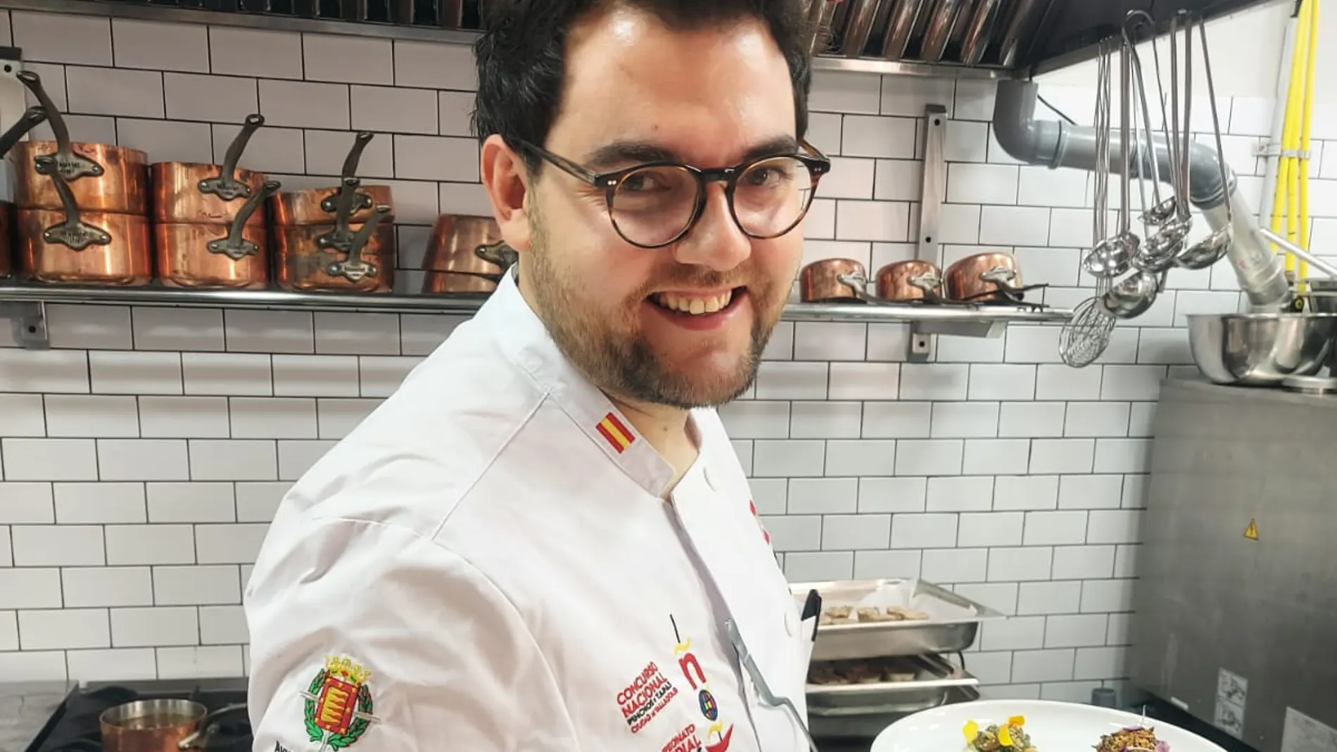 El cocinero Alejandro San José con las dos tapas