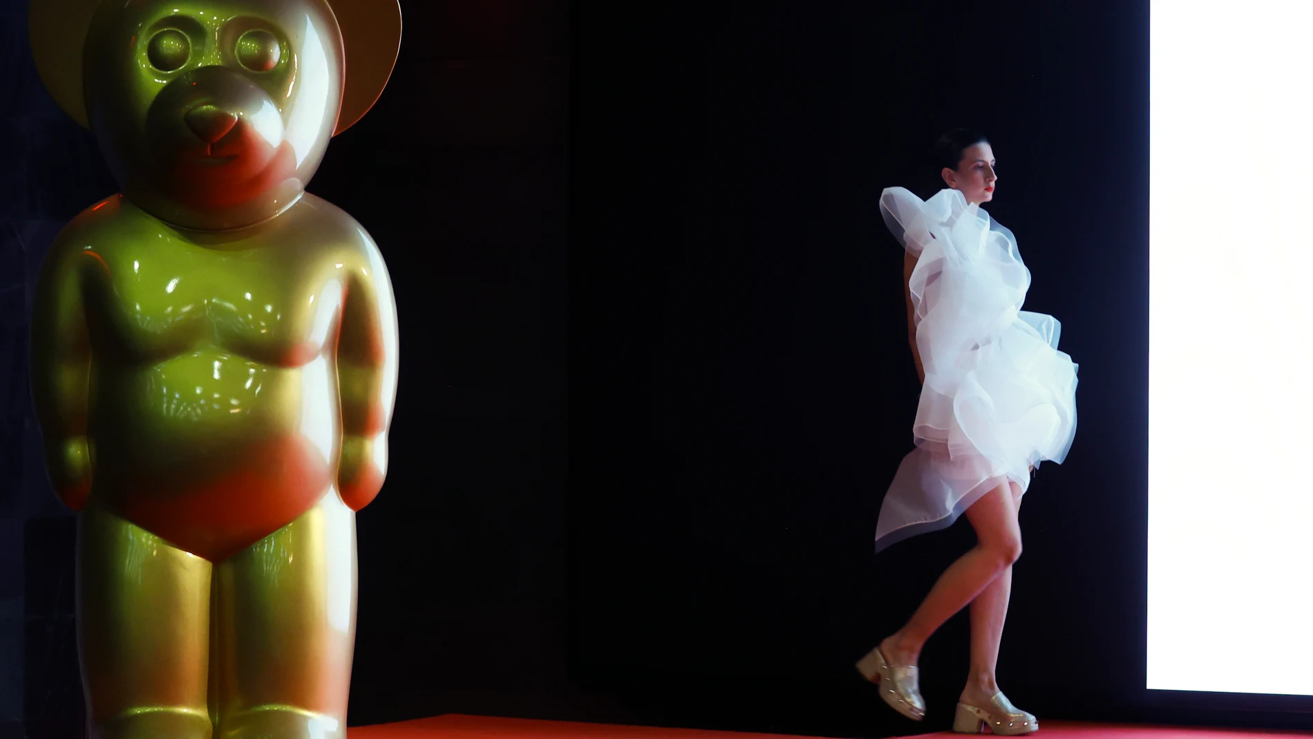 MADRID, 13/09/2023.- Una modelo luce una creación de la nueva colección de la diseñadora María Lafuente, titulada "Kokoro", en la Mercedes-Benz Fashion Week de Madrid este miércoles. EFE/ Juan Carlos Hidalgo