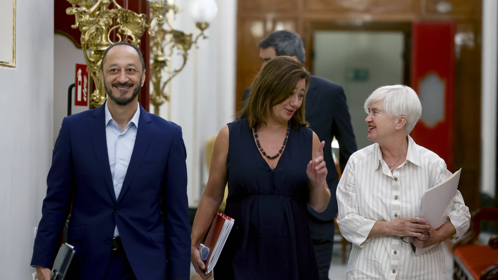 La presidenta de la Mesa del Congreso, Francina Armengol (c), conversa con el vicepresidente primero Alfonso Rodríguez Gómez de Celis (i) y la secretaria segunda, Isaura Leal