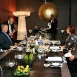 George W. Bush atendido por Prigozhin durante un almuerzo con Putin en la cumbre del G8 en 2006 en San Petersburgo