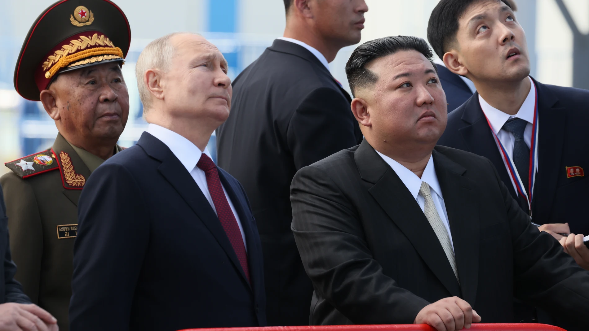 Tsiolkovsky (Russian Federation), 12/09/2023.- Russian President Vladimir Putin (2nd-L) and North Korean leader Kim Jong Un (C) visit the Vostochny cosmodrome outside of the town of Tsiolkovsky (former Uglegorsk), some 180 km north of Blagoveschensk in Amur region, Russia, 13 September 2023. (Rusia, Roma) EFE/EPA/MIKHAIL METZEL/SPUTNIK/KREMLIN POOL MANDATORY CREDIT