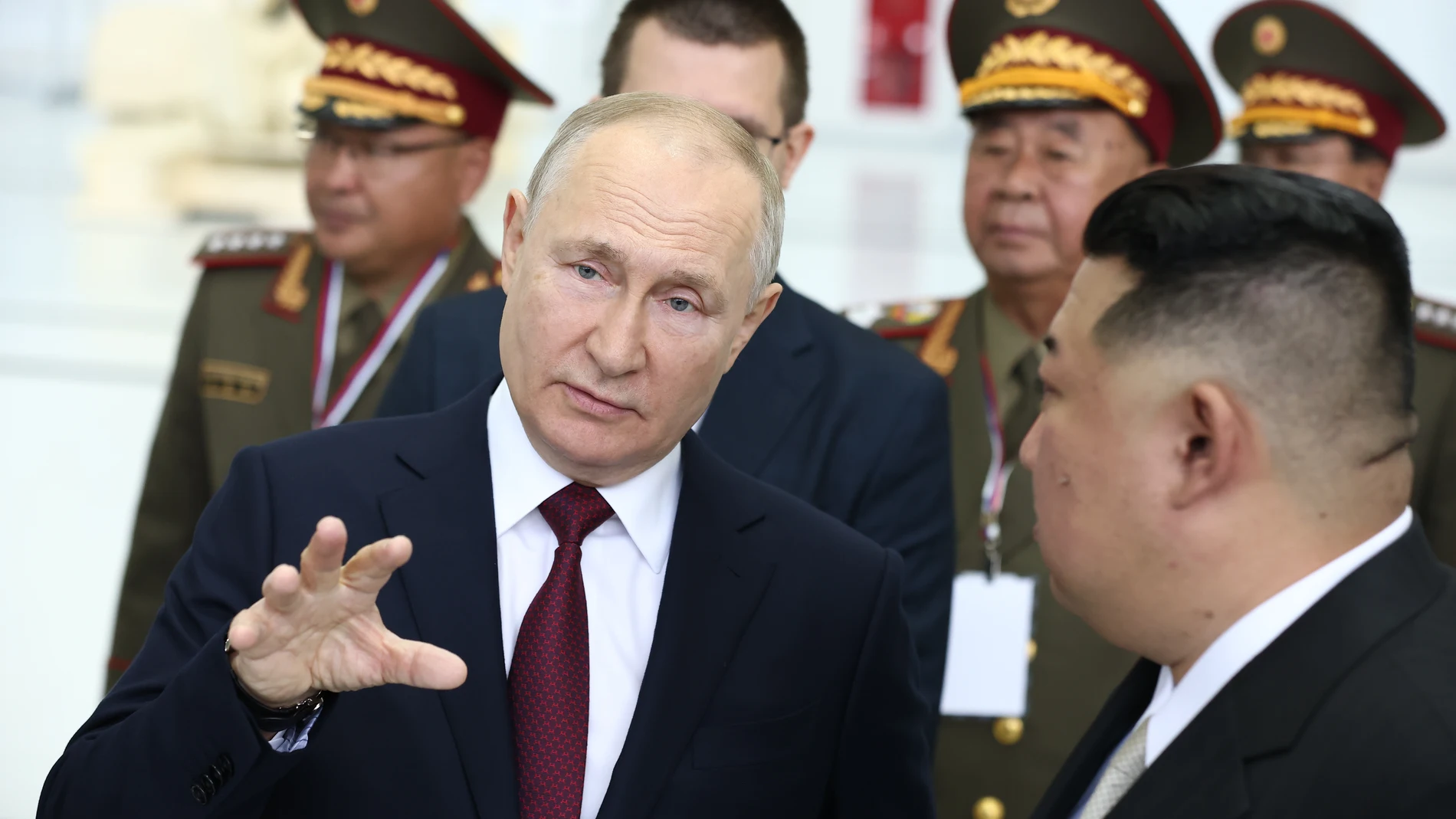 Tsiolkovsky (Russian Federation), 12/09/2023.- Russian President Vladimir Putin (L) and North Korean leader Kim Jong Un (R) visit the Vostochny cosmodrome outside of the town of Tsiolkovsky (former Uglegorsk), some 180 km north of Blagoveschensk in Amur region, Russia, 13 September 2023. (Rusia, Roma) EFE/EPA/ARTEM GEODAKYAN/SPUTNIK/KREMLIN POOL MANDATORY CREDIT