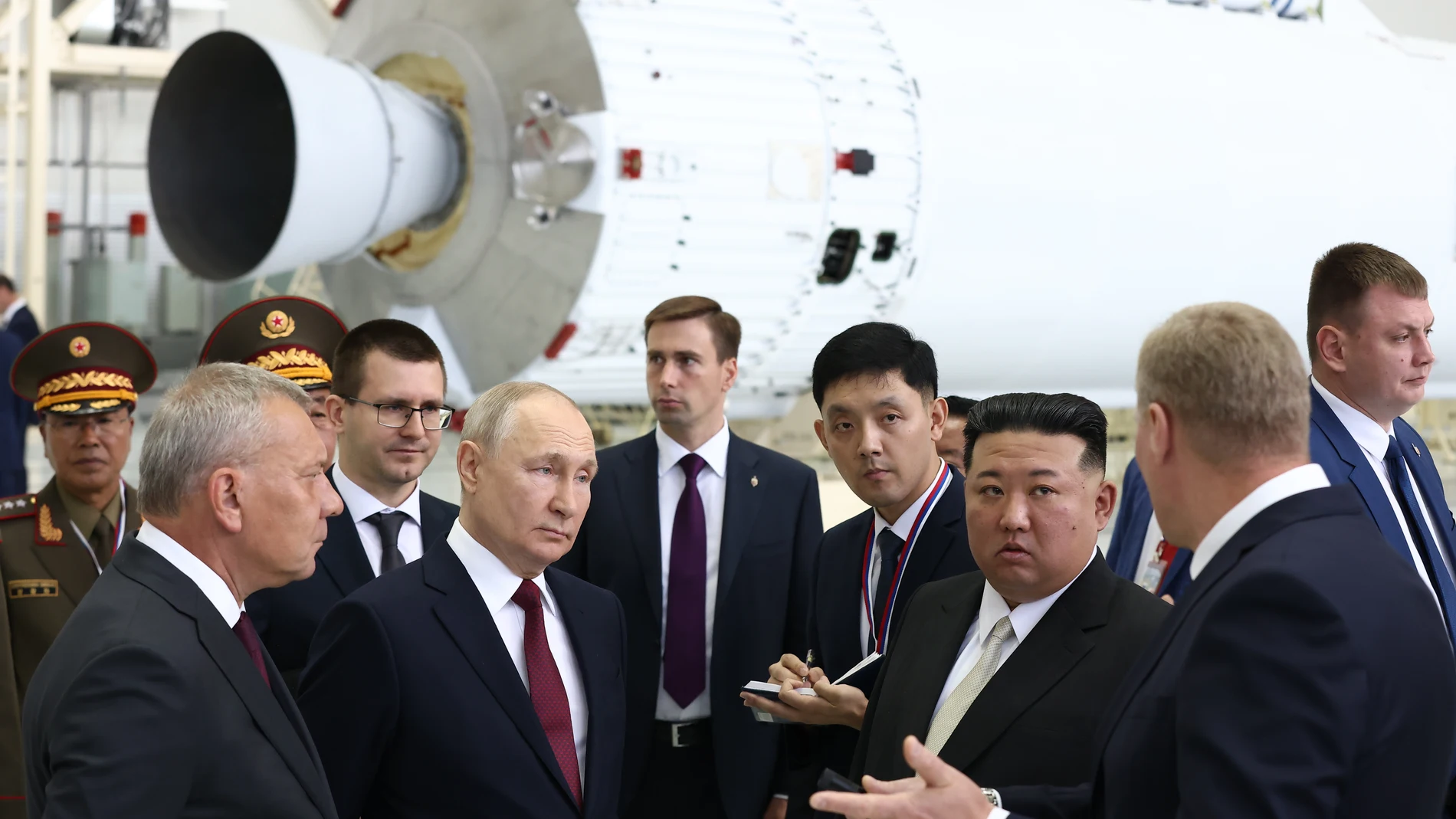 Tsiolkovsky (Russian Federation), 12/09/2023.- Russian President Vladimir Putin (2nd-L) and North Korean leader Kim Jong Un (3d-R), accompanied by head of Russian state space corporation Roscosmos Yuri Borisov (L), visit the Vostochny cosmodrome outside of the town of Tsiolkovsky (former Uglegorsk), some 180 km north of Blagoveschensk in Amur region, Russia, 13 September 2023. (Rusia, Roma) EFE/EPA/ARTEM GEODAKYAN/SPUTNIK/KREMLIN POOL MANDATORY CREDIT