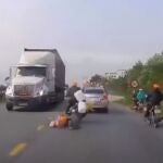 Accidente de un motorista en el que casi son atropellado por un camión