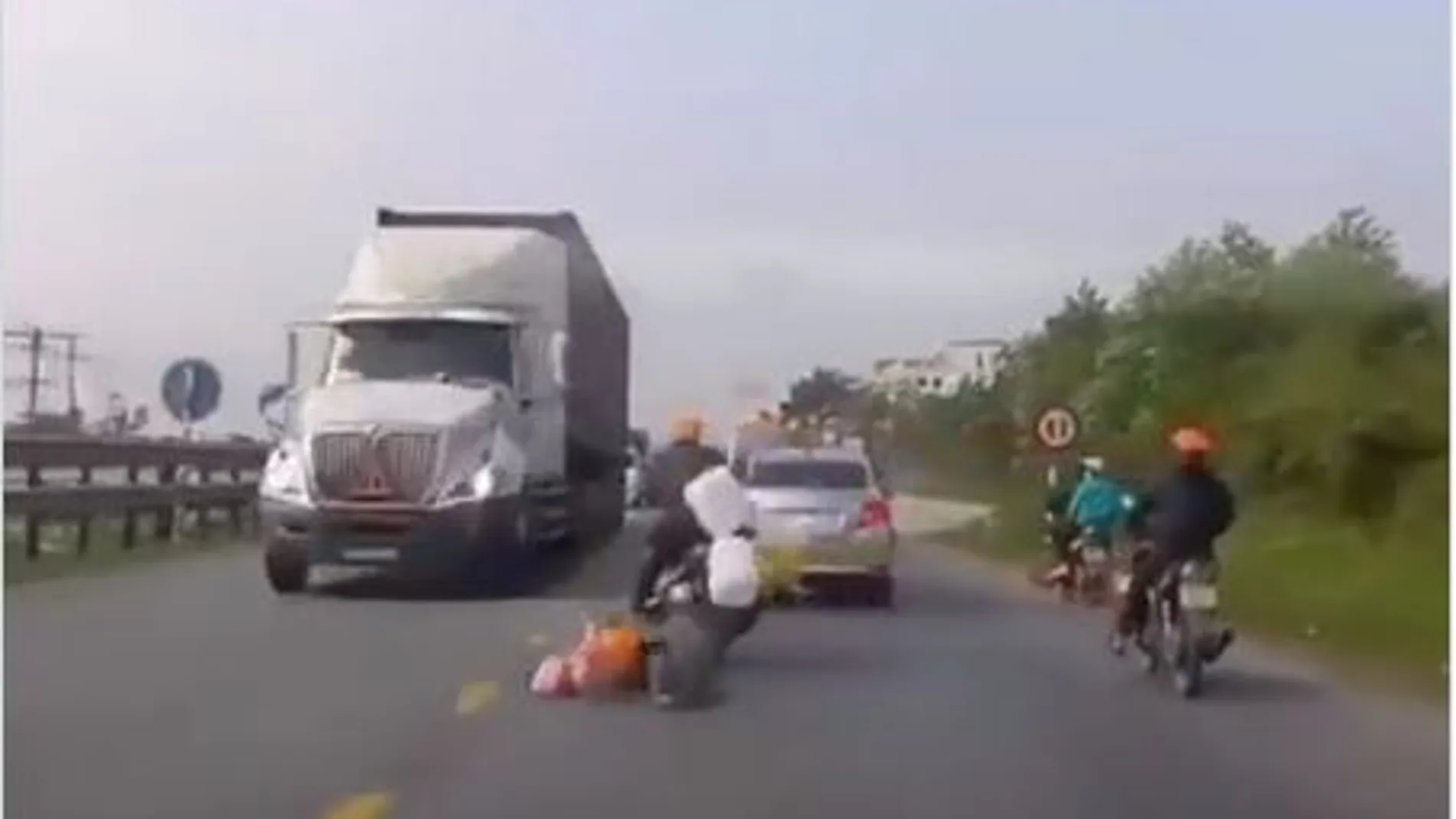 Accidente de un motorista en el que casi son atropellado por un camión