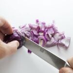  Cuando estás cortando cebollas, no debes frotarte nunca los ojos. Es tentador, pero si cedemos a la tentación, el lagrimeo será mucho mayor