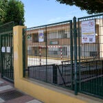 Vista exterior del CEIP Sainz Sanz de Aguadulce en Roquetas de Mar