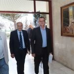 El consejero de Agricultura, Ganadería y Desarrollo Rural, Gerardo Dueñas, a su llegada a la clausura del X congreso 'El futuro del cereal' en Magaz de Pisuerga (Palencia), en la imagen junto al gerente de Agropal, César Reales, y al director de Agropal, Cipriano Rodriguez (I)
