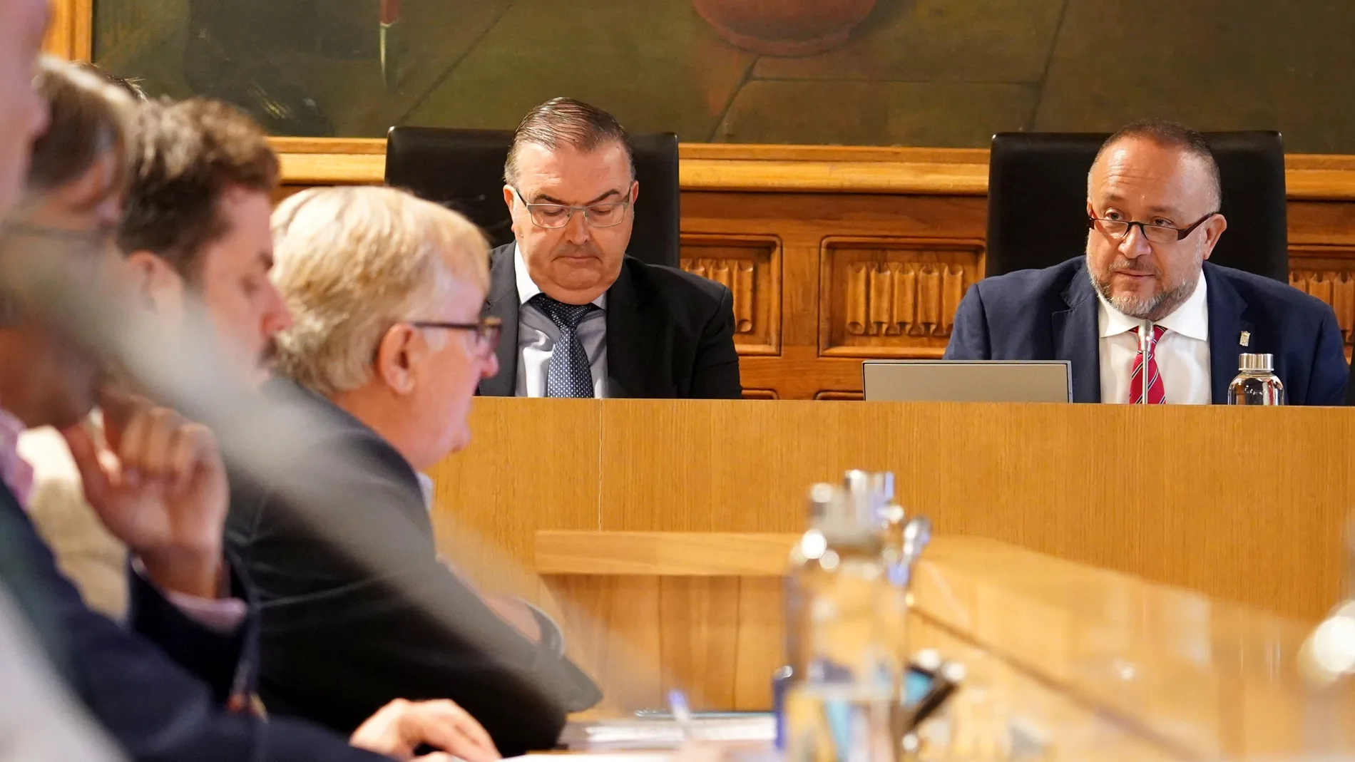 La Diputación de León celebra el pleno de organización de la nueva corporación provincial. En la imagen, el presidente de la institución provincial, Gerardo Álvarez Courel junto al vicepresidente Roberto Aller