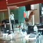 Una mujer desnuda destroza la terraza de un bar en Torremolinos 