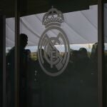 La ciudad deportiva del Real Madrid el pasado jueves 14 de septiembre después de que tres canteranos del Real Madrid fueran detenidos y a otro se le informase de que está siendo investigado por la captación y difusión de un vídeo en el que uno de ellos mantiene relaciones sexuales consentidas con una menor de 16 años