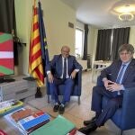 El presidente del PNV, Andoni Ortuzar, y Carles Puigdemont, durante la reunión que han reunido esta mañana en Waterloo «para estrechar las relaciones entre EAJ-PNV y Junts y analizar asimismo el complejo panorama político que las elecciones generales del 23 de julio han dejado en el Estado español». 