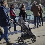 Padres con niños en El Retiro