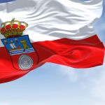 La bandera de Cantabria ondeando al viento.