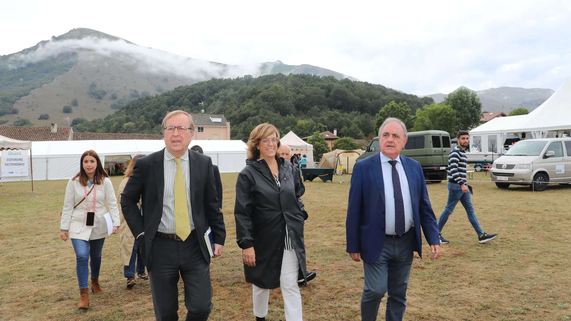 El director general de Turismo de la Junta, Ángel González(I); y la presidenta de la Diputación de Palencia, Ángeles Armisén, inauguran la VI Feria de Ecoturismo de Castilla y León 'NATURCYL'