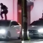 Una mujer sorprende a su pareja en plena infidelidad y le destroza el coche