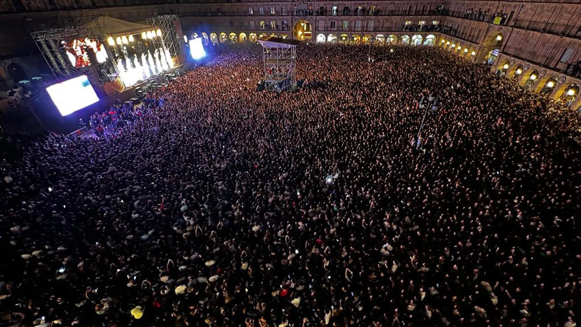 Aspecto que presentaba la Plaza Mayor de Salamanca durante el concierto de Juan Magan