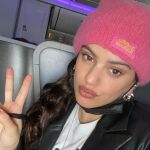 Rosalía con el "cat hat" de la diseñadora eslovaca Dominika Kozáková