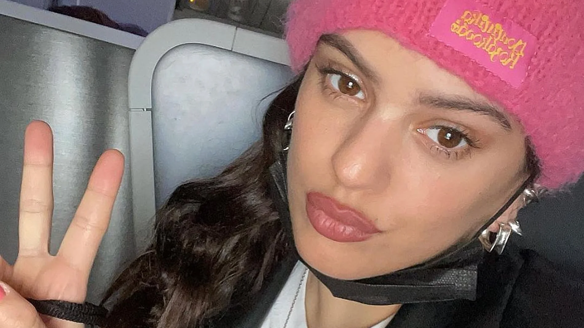 Rosalía con el "cat hat" de la diseñadora eslovaca Dominika Kozáková