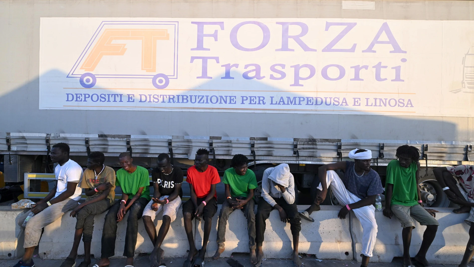 Lampedusa (Italy), 16/09/2023.- A group of migrants sitting on concrete blocks as they wait to be transferred to the mainland from the Sicilian island of Lampedusa, southern Italy, 16 September 2023. Italian Deputy Premier and Foreign Minister Antonio Tajani on 15 September called for the intervention of the United Nations in response to the significant increase in the arrival of migrants and refugees by sea to Italy in recent days. Lampedusa's city council declared a state of emergency on 13...